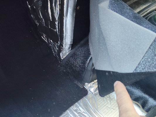 Dual-layer aluminum floorboards heat shielding in Land Rover cabin