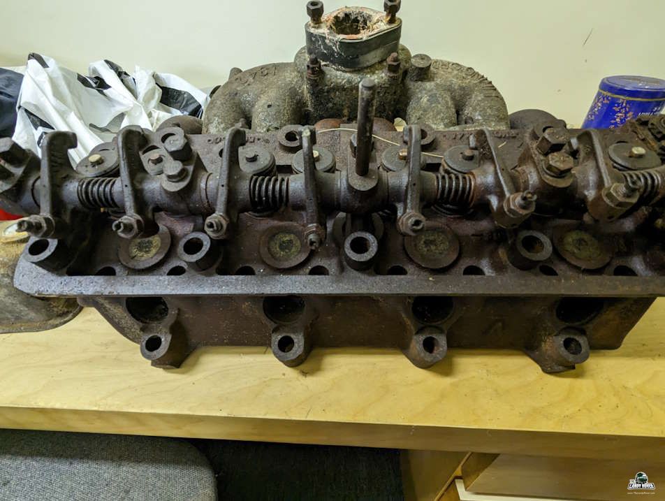 Cylinder valve assembly head layer layout