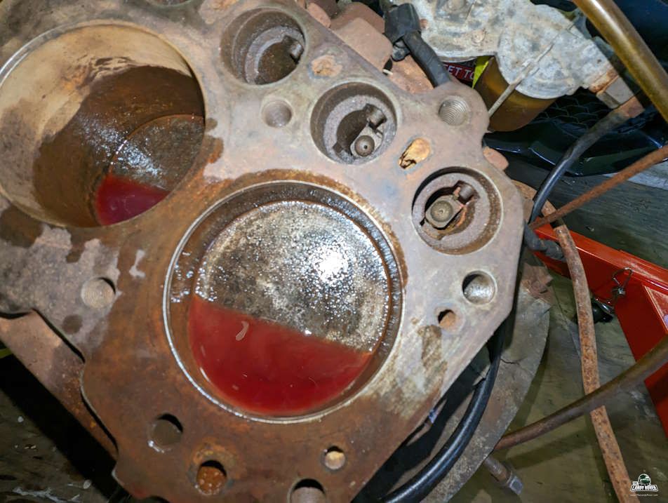 Seized piston configuration inside bore track
